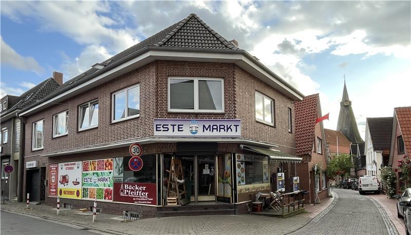 Rewe oder Edeka: Altländer suchen einen Standort für einen Supermarkt Im Ortskern ist kein Platz für einen Vollsortimenter: Blick in den Steinweg in Estebrügge mit dem Este-Markt, der Fleischerei Mahler und der St. Martini-Kirche.