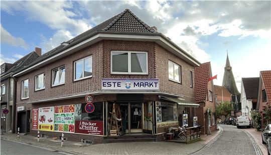 Im Ortskern ist kein Platz für einen Vollsortimenter: Blick in den Steinweg in Estebrügge mit dem Este-Markt, der Fleischerei Mahler und der St. Martini-Kirche.