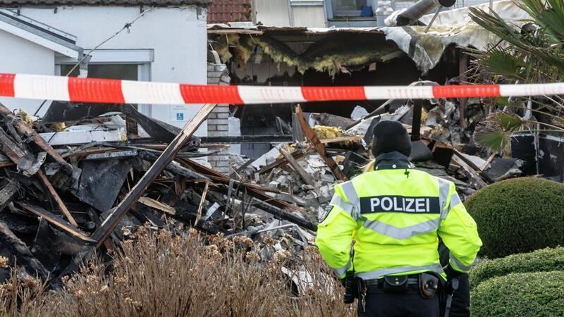 Frau stirbt bei Feuer in Fischräucherei Im Ostseebad Schönberg in Schleswig-Holstein ist eine Fischräucherei abgebrannt.