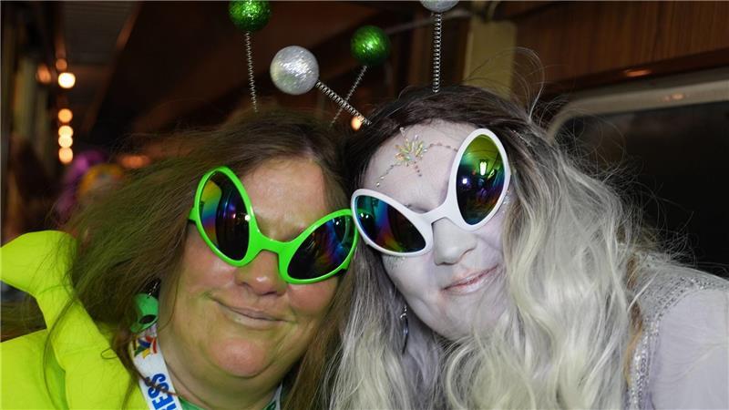 Party auf Schienen: Mit dem „Pappnasen Express“ zum Karneval Im Pappnasen Express finden sich die buntesten selbstgemachten Kostüme wieder.
