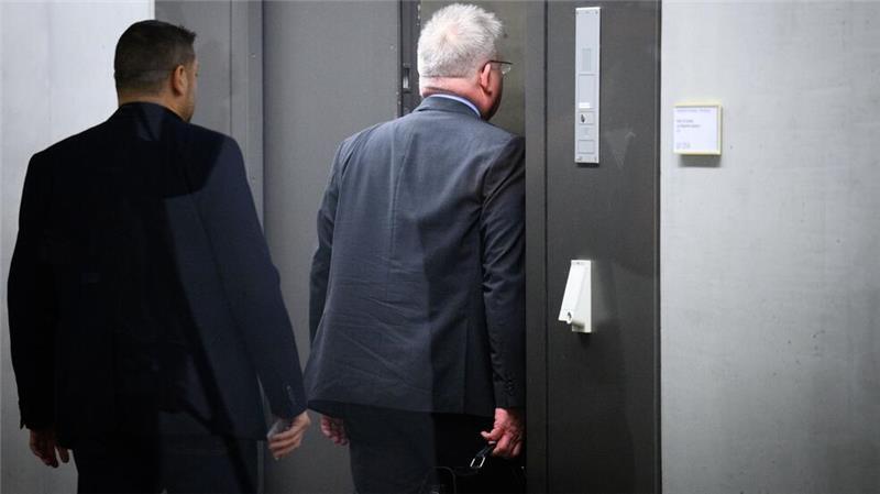 Sicherheitsbehörden sehen Russland hinter Auto-Sabotageserie Im Parlamentarischen Kontrollgremiums des Bundestages berichten die Geheimdienste über ihre Arbeit. Die Sitzungen finden nicht öffentlich statt. Der Inhalt ist geheim. (Archivbild)