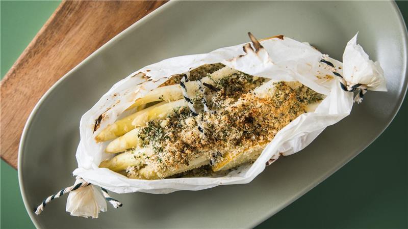 Im Pergamentpapier gart der Spargel im eigenen Saft und gibt sein Aroma nicht ans Wasser ab.