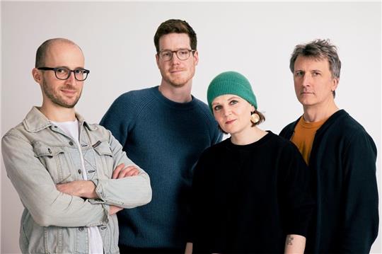 Im Pferdestall von Schloss Agathenburg stellt das Eva Klesse Quartett seine neuen Lieder gegen die Einsamkeit vor. Foto: Geraldine Hutt