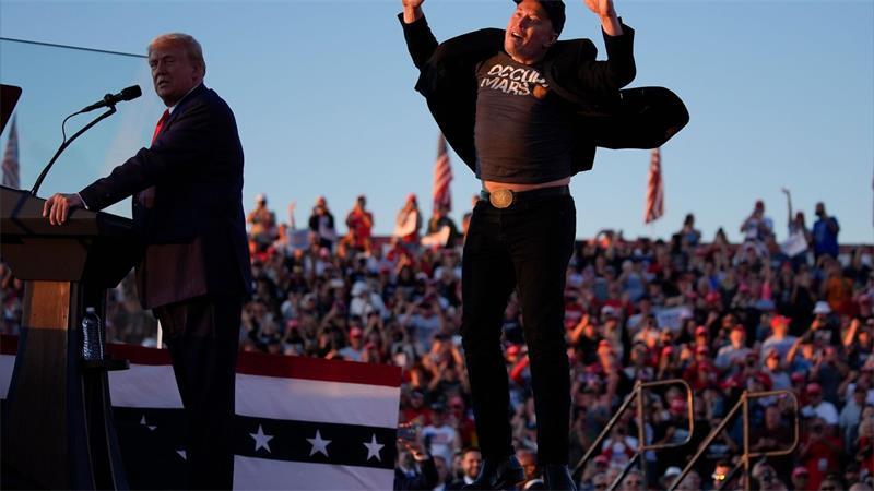 Im Präsidentenwahlkampf 2024 sprang Elon Musk (r) auf einer Bühne mit dem damaligen Präsidentschafts-Kandidaten Donald Trump herum. (Archivbild)