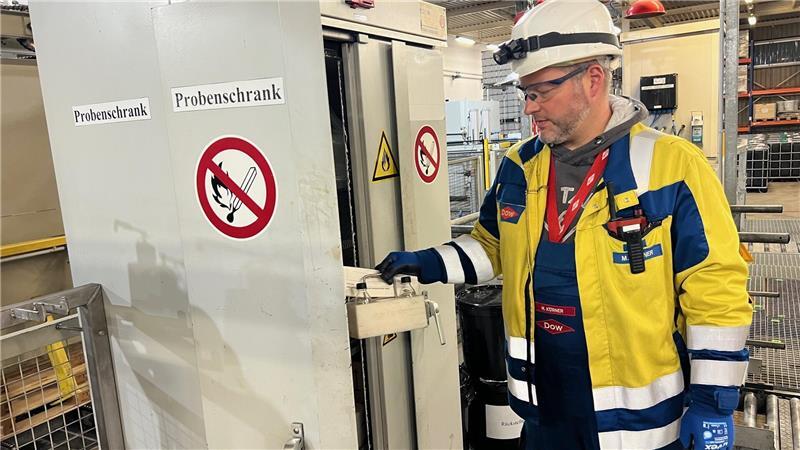Im Probenschrank werden kleine Fläschchen verwahrt - falls mal Reklamationen vom Kunden kommen. Marco Körner hat sie im Griff.