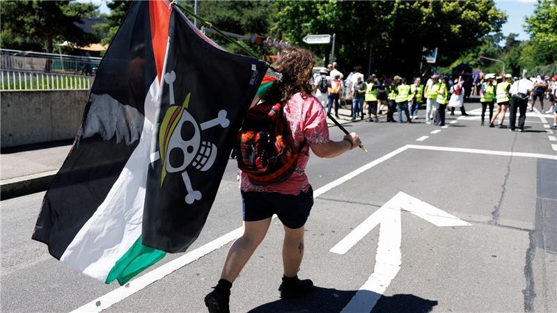 Steine fliegen, Scheiben bersten: Protest gegen G7 in Genf Im Protestzug sind viele Palästinenserflaggen zu sehen.