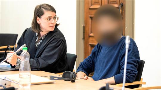 Im Prozess gegen den Hamburger Flughafen-Geiselnehmer sitzt der Angeklagte im Landgericht im Sitzungssaal neben seiner Rechtsanwältin Anna Carlotta Bloch (Archivfoto).
