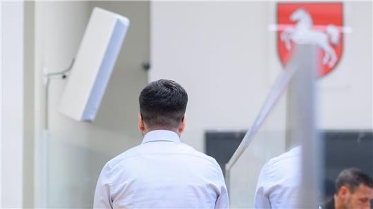 Im Prozess gegen einen mutmaßlich korrupten Staatsanwalt erhebt ein Spediteur der Kokain-Händler Vorwürfe gegen den Angeklagten. (Archivbild)