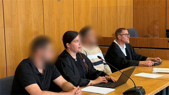Im Prozess gegen zwei falsche Polizisten, die 205.000 Euro ergaunert haben sollen, haben die Angeklagten gestanden.