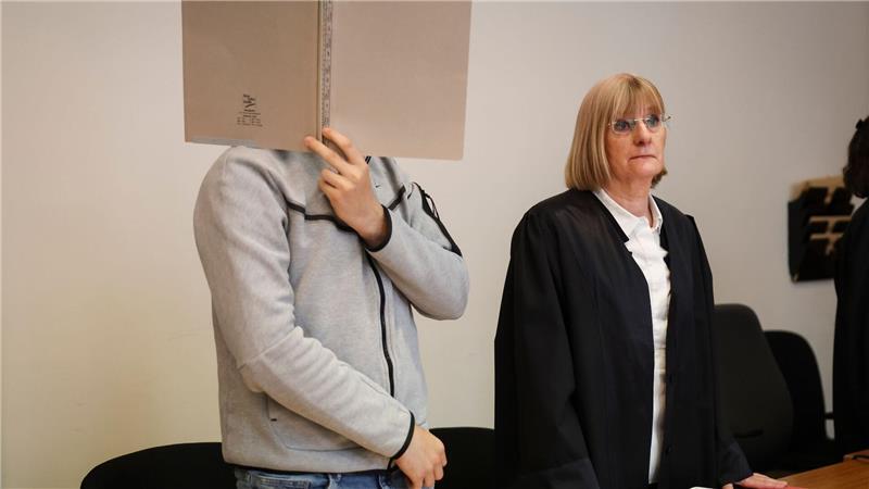 Im Prozess um den Drogentod einer 21-Jährigen hat die Verteidigerin eine Aussage ihres Mandanten und einen Antrag auf Ausschluss der Öffentlichkeit angekündigt.