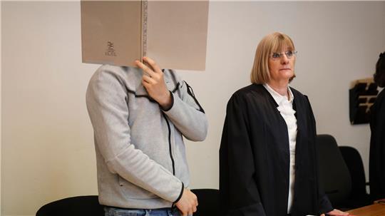 Im Prozess um den Drogentod einer 21-Jährigen hat die Verteidigerin eine Aussage ihres Mandanten und einen Antrag auf Ausschluss der Öffentlichkeit angekündigt.