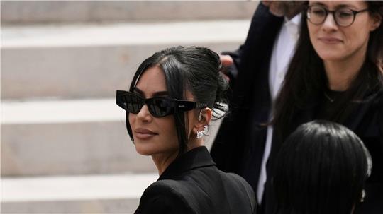Im Prozess um den Raubüberfall auf Kim Kardashian hat ein Gericht in Paris gegen die Angeklagten hohe Haftstrafen verhängt. (Archivbild)
