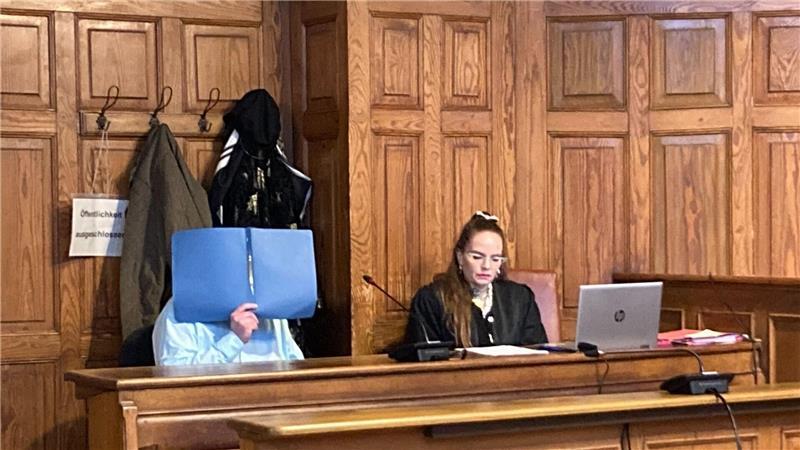 Im Prozess um die jahrelange Misshandlung seiner Familie ist ein Mann vor dem Landgericht Bremen zu einer Haftstrafe verurteilt worden.