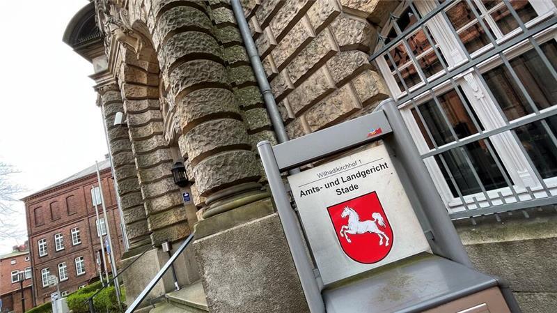 Versuchter Mord in Neu Wulmstorf? Angeklagter liefert verwirrende Version Im Prozess vor dem Stader Landgericht wird dem Angeklagten versuchter Mord vorgeworfen.
