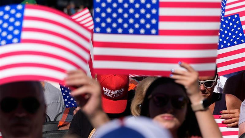 Im Publikum waren US-Flaggen und Kappen der MAGA-Bewegung (Make America Great Again) zu sehen. 