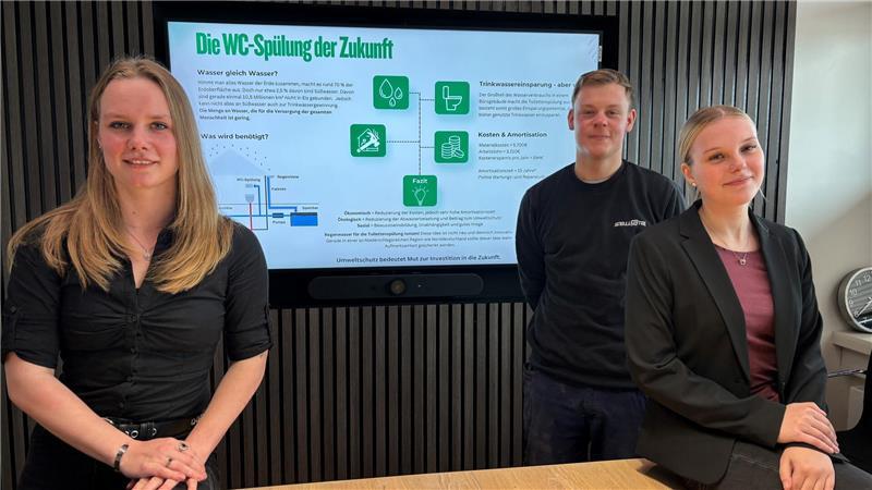 Im Rahmen der Auszubildenden-Qualifizierung „Energie-Scouts“ haben Jessica Illies, Jonah Buse und Jil Strotmann eine WC-Spülung mit Regenwasser für ihren Ausbildungsbetrieb geplant.