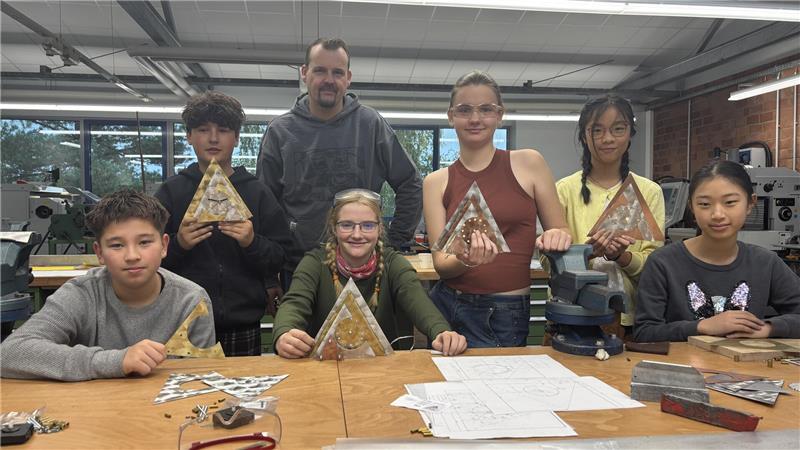Raus aus der Exotenrolle: Stader Schülerinnen und Technik Im Rahmen der Herbstakademie bauten diese Schülerinnen und Schüler Designer-Uhren aus Metall.