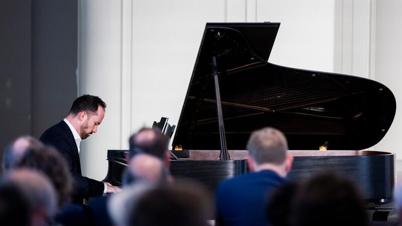 Igor Levit mit Deutschem Nationalpreis ausgezeichnet Im Rahmen der Preisverleihung in der Französischen Friedrichstadtkirche in Berlin spielte Preisträger Igor Levit am Flügel.
