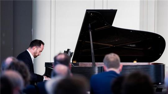 Im Rahmen der Preisverleihung in der Französischen Friedrichstadtkirche in Berlin spielte Preisträger Igor Levit am Flügel.
