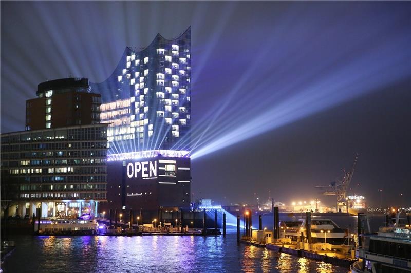 Im Rahmen des Eröffnungskonzerts wird die Elbphilharmonie illuminiert. Seit fünf Jahren strahlt die Elbphilharmonie über dem Hamburger Hafen und ist als kulturelles Wahrzeichen der Hansestadt nicht mehr wegzudenken. Foto: Bodo Marks/dpa