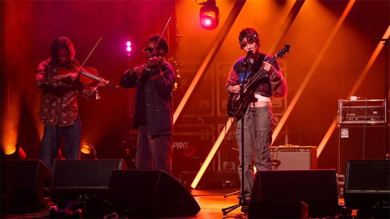 Branche kämpft um Geld - 21. Reeperbahn-Festival startet Im Rahmen des Festivals wird auch der Nachwuchspreis, der Anchor-Award, verliehen. 2025 ging er an die Musikerin Mei Semones. (Archivbild)