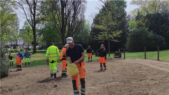 Im Rahmen des Projekts „Mehr Arten im Garten“ haben jetzt mehr als 20 Fachkräfte auf dem Garnisonsfriedhof sowie auf dem Schulcampus Riensförde Wildblumenwiesen mit einer Gesamtfläche von über 900 Quadratmetern eingesät.