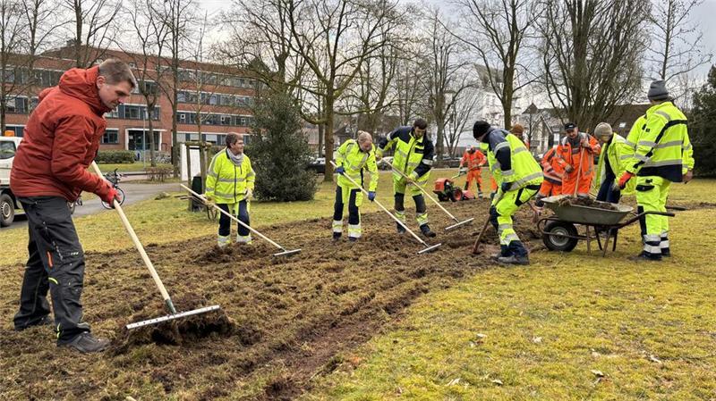 Im Rahmen des dreijährigen Projekts „Mehr Arten im Garten" lernen Bauhofangestellte, öffentliches Grün in naturnahe Flächen zu verwandeln.
