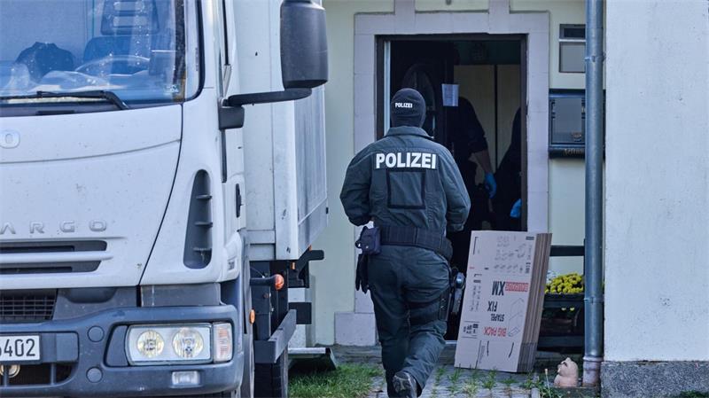 Im Rahmen von Ermittlungen zur mutmaßlichen Verbreitung von Nazi-Musik durchsuchen zahlreiche Polizisten Objekte.