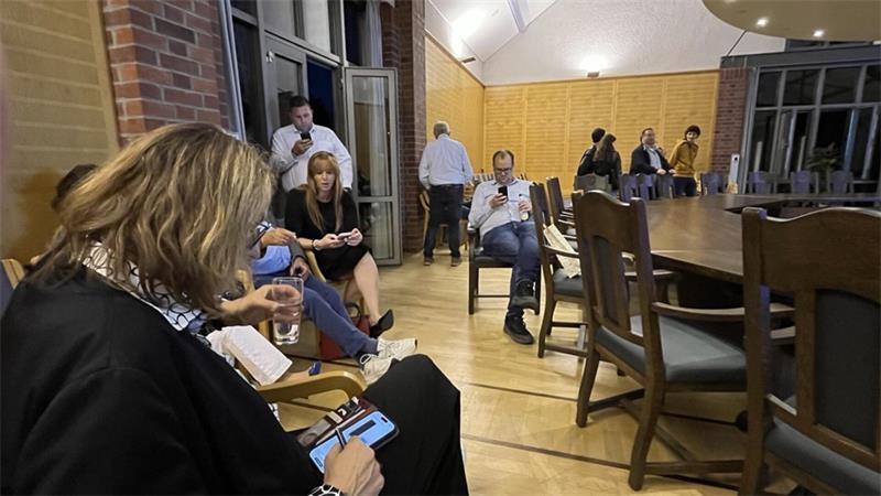 Im Rathaus versammelten sich einige Interessierte, um das Wahlergebnis am Sonntag live mitzuverfolgen.