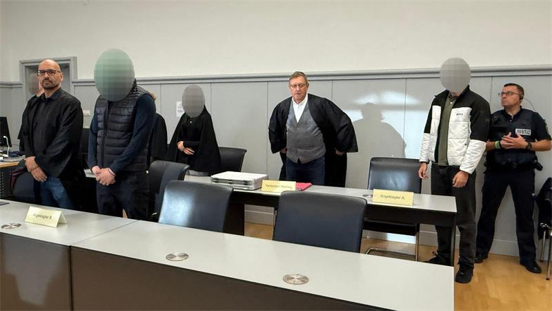 Im Raum steht der Verdacht, dass die vier jungen Menschen als sogenannte „Wegwerfagenten“ für einen bislang unbekannten Auftraggeber gehandelt haben könnten.