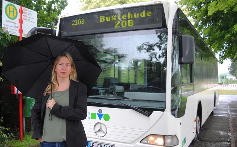 Im Regen stehen gelassen: Die Ortsbürgermeisterin von Hedendorf, Birgit Butter (CDU), klagt an der Haltestelle „Hedendorf-Fuhrenkamp“ über die schlechte Verkehrsanbindung ihrer Ortschaft. Foto Vasel