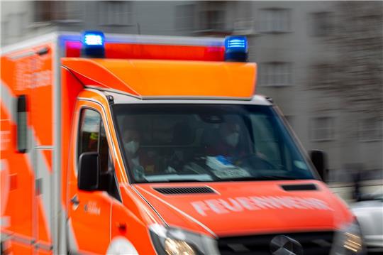 Im Rettungswagen wurde der Radler in ein Krankenhaus gebracht. Symbolfoto: dpa