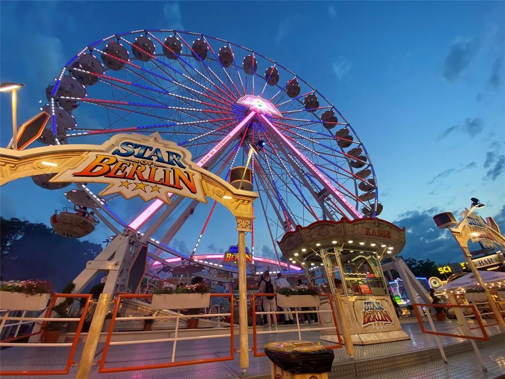Im Riesenrad fahren alle Generationen mit.