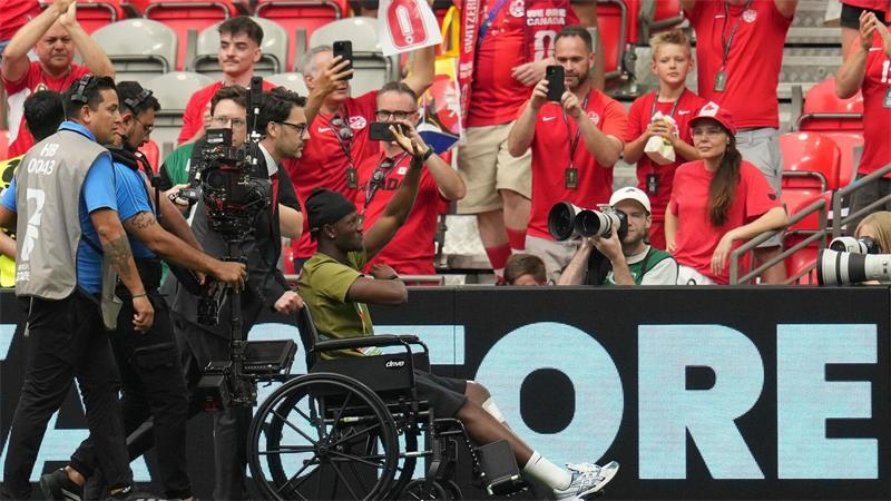 Im Rollstuhl: Koné wird im Stadion begrüßt.