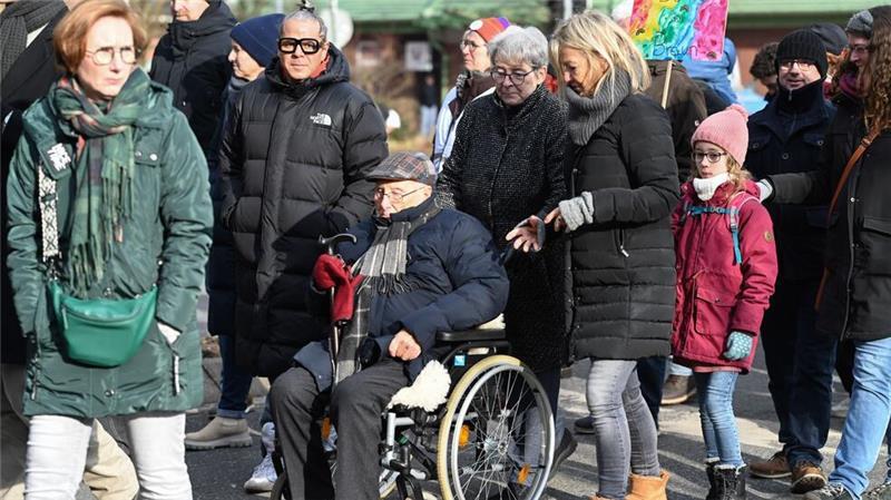 Im Rollstuhl folgte der Holocaust-Überlebende Weinberg bei der Kundgebung einem Zug durch die Innenstadt von Leer.