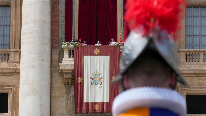 Im Rollstuhl wurde der Papst auf den Balkon des Petersdoms gebracht.