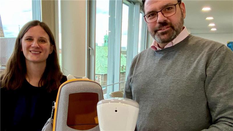 Im Rucksack kann der erkrankte Mitschüler in Form des Avatars mit in die Pause genommen werden, erklären André Sebastiani und Anna Tappe vom Bildungsressort.