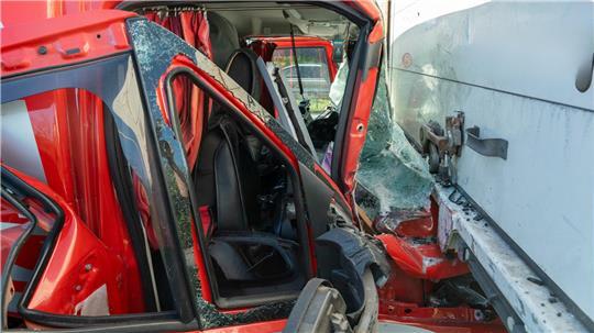 Im Rückstau auf der A1 bei Heidenau kam es zu einem zweiten schweren Unfall. Das Führerhaus einen 7,5-Tonners wurde unter einem Lkw eingeklemmt.