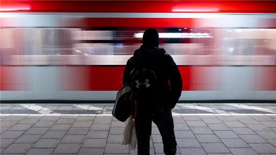 Im S-Bahn-Verkehr in und um Hamburg wird es erneut auf den Hauptlinien einen Notfahrplan geben.