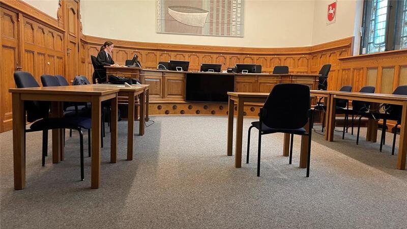Im Saal 209 des Landgerichts Stade wurde am Mittwochmorgen das Urteil gegen einen 51-jährigen Familienvater und dessen 30-jährigen Sohn gesprochen.