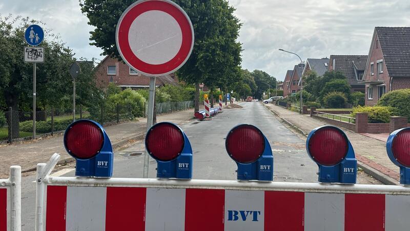 Im Sande in Harsefeld haben sich die Arbeiten an den Trinkwasserleitungen verzögert. (Archivbild)