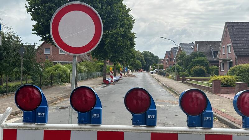 In den Ferien wird saniert: Vollsperrungen und Umwege auf der Geest Im Sande in Harsefeld liegen schon die Wasserrohre bereit. Gesperrt ist die Straße zwischen dem Abzweig Im Butendiek und dem Kompostierplatz.