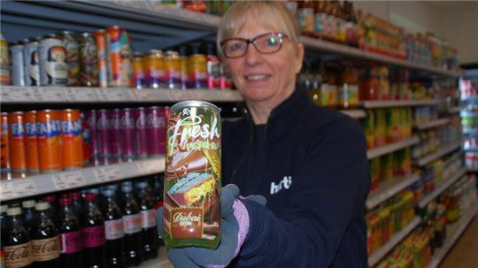 Im Sauensieker Hurtig-Markt entdeckt: angesagte Trend-Produkte wie dieses Dubai-Erfrischungsgetränk, das Marktleiterin Regina Tille zeigt.