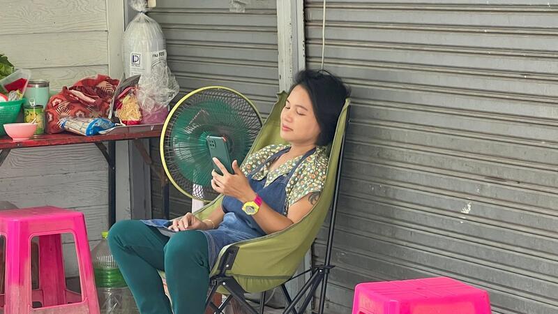 Wie im Backofen: Rekord-Hitzewelle von Thailand bis Vietnam Im Schatten und mit Ventilator: Eine Frau in Bangkok versucht, sich sich abzukühlen.
