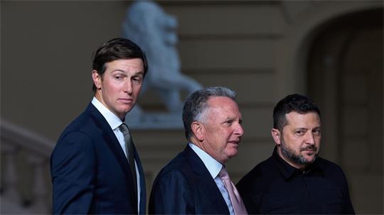 Im Scherz meinte Selenskyj, die Anwesenheit Witkoffs und Kushners habe „besser funktioniert als die Patriot-Flugabwehrsysteme“. 
