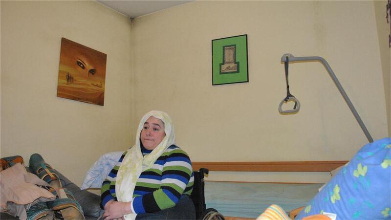 Im Schlafzimmer hält sich Emine Ramadan nicht mehr oft auf, über ihrem Bett lauert überall Schimmel. Sie schläft auf dem Sofa nebenan.