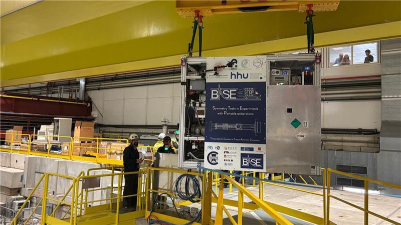 Im Schneckentempo wird der Transportcontainer am Kran durch die Antimaterie-Fabrik gebracht. 