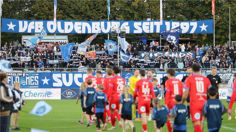 Torfestival im Spitzenspiel: D/A gewinnt nach Fußball-Krimi Im Schnitt besuchen 3400 Zuschauer die Spiele des VfB Oldenburg.