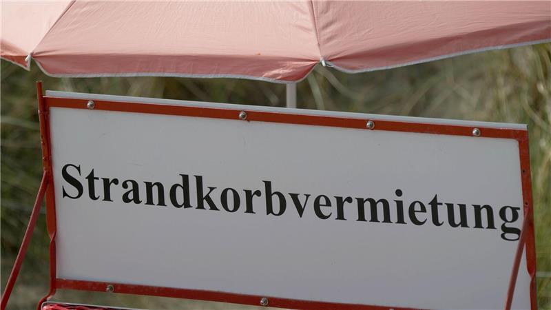 Im Schnitt muss für einen Strandkorb an der Ostsee etwas mehr gezahlt werden als an der Nordsee. (Archivbild)