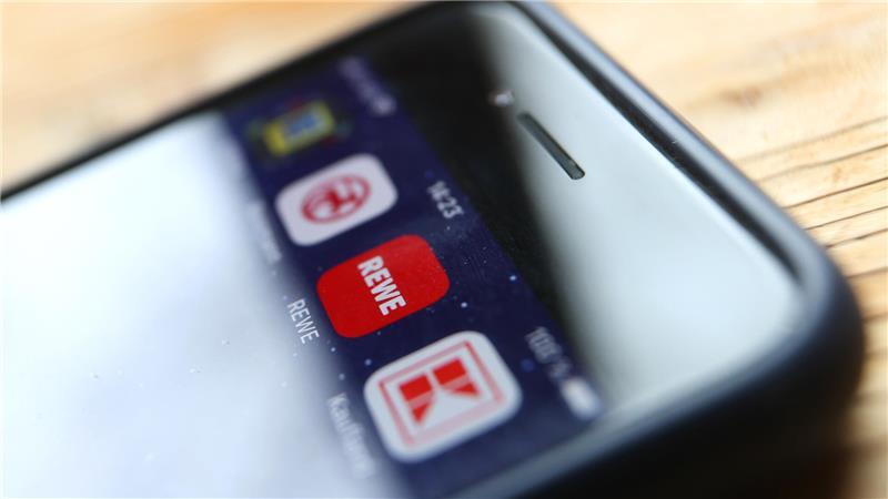 Apps von Rewe, Kaufland & Co.: Clever sparen im Supermarkt oder clever ausgetrickst? Im Schnitt sind mit den Einkaufs-Apps oft nur Mini-Rabatte drin. Und auch die sind schnell wieder weg, wenn man nicht diszipliniert einkauft.